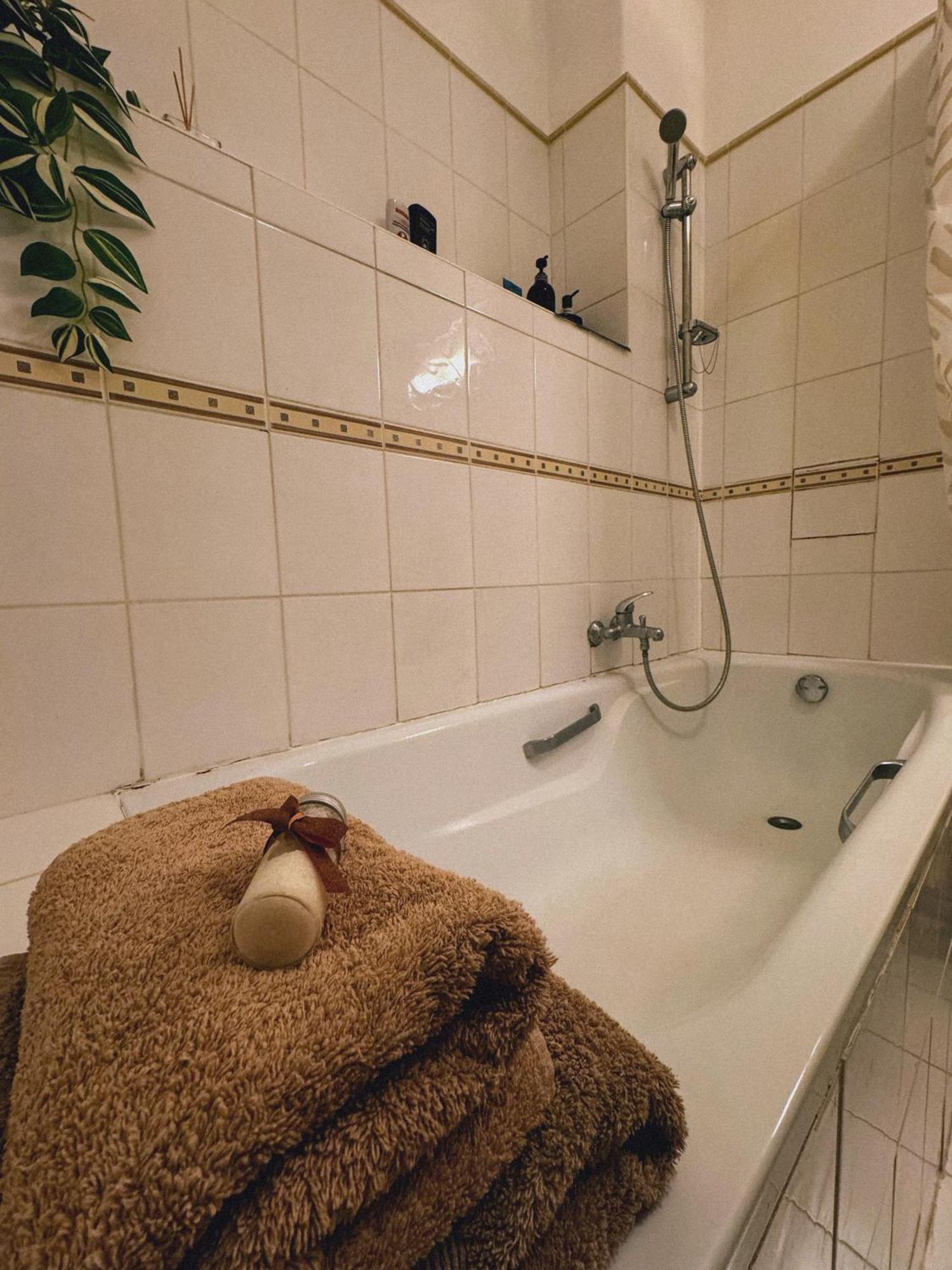 Extralarge Queen Room In The Heart Of Bratislava With Terrace Exterior foto